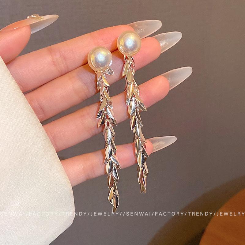 Wave wheat ear pearl long fringed earrings women s niche design high-end stud earrings exquisite fashion temperament earrings
Wave wheat ear pearl long fringed earrings women s niche design high-end stud earrings exquisite fashion temperament earrings