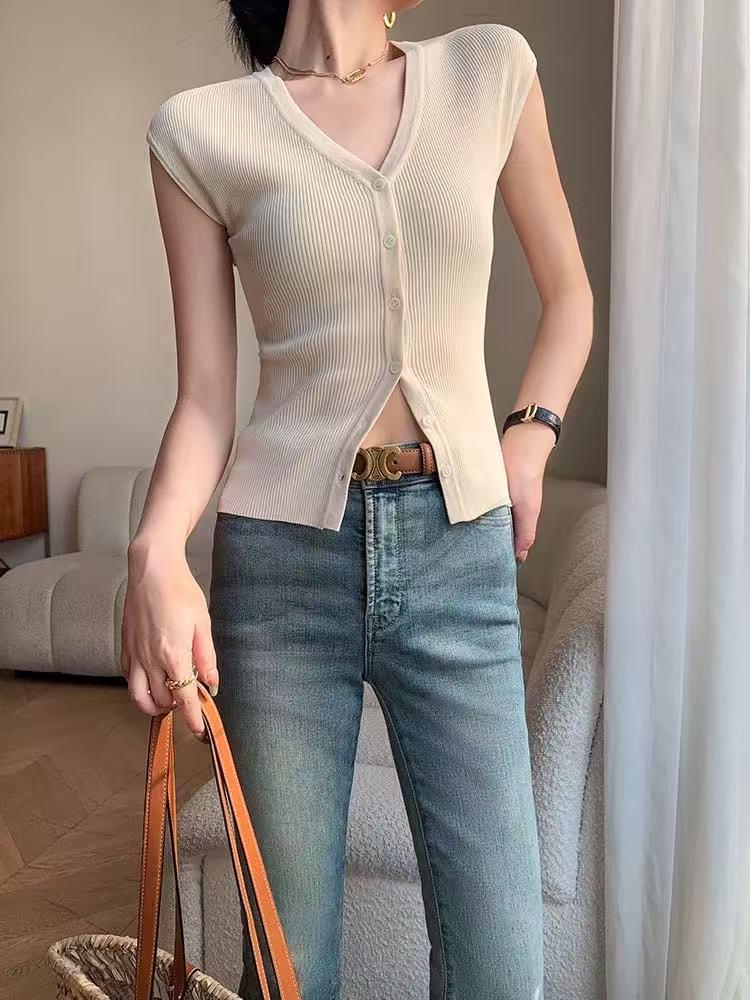 Women s Summer Ice Silk V-Neck Knit Top, Sleeveless Slim-Fit Outerwear, European & American Style One Size білий
Women s Summer Ice Silk V-Neck Knit Top, Sleeveless Slim-Fit Outerwear, European & American Style One Size білий