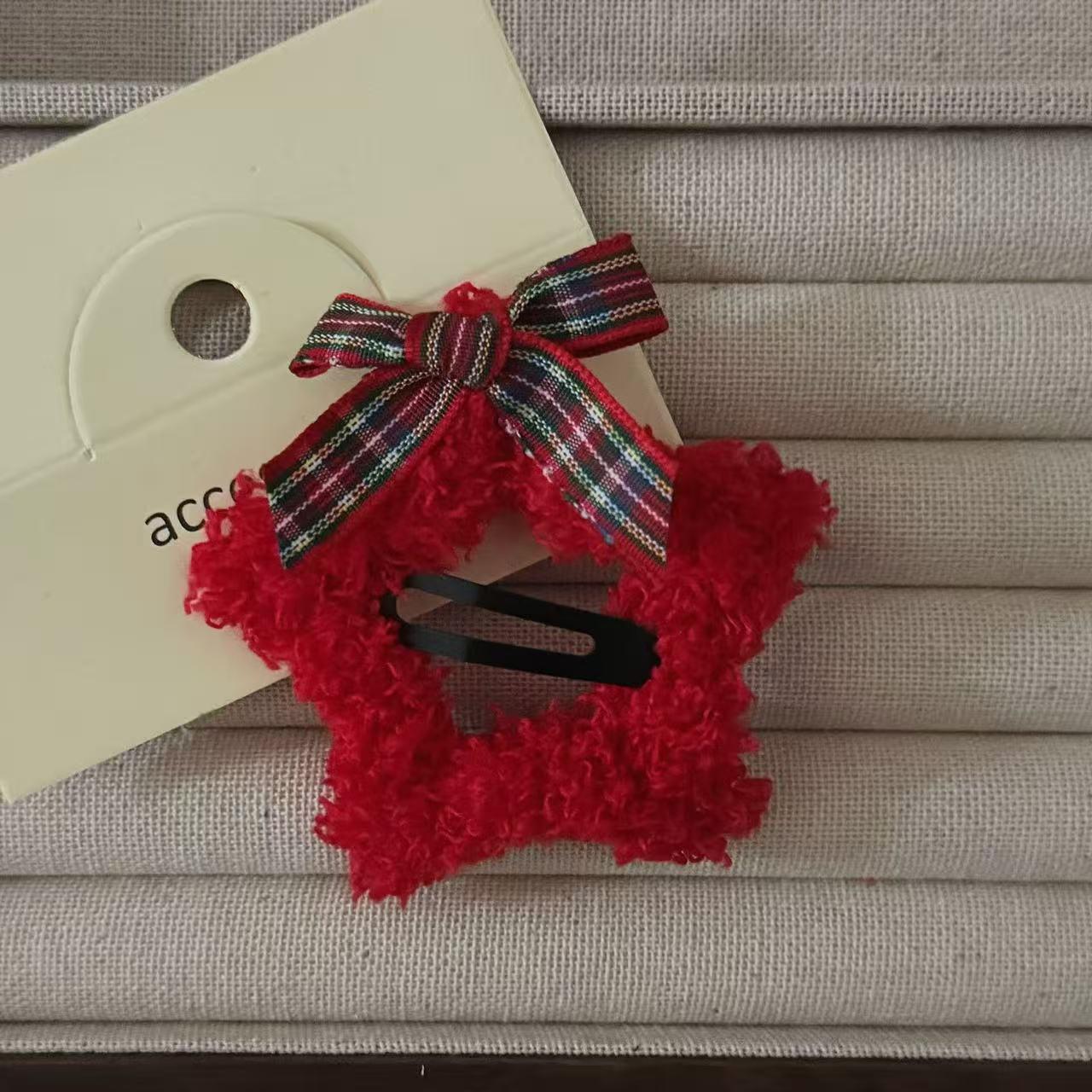 Festive Plush Star Hair Clip: Santa & Reindeer Cartoon Design for Girls, Perfect for Autumn/Winter.
Festive Plush Star Hair Clip: Santa & Reindeer Cartoon Design for Girls, Perfect for Autumn/Winter.