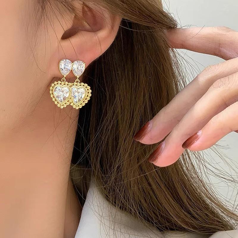 Small super flash love zircon mosquito coil disc ear clips without ear holes, fringed stud earrings, women s niche design, high-end earrings.
Small super flash love zircon mosquito coil disc ear clips without ear holes, fringed stud earrings, women s niche design, high-end earrings.