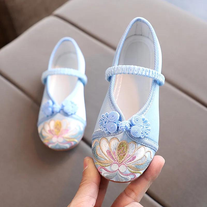 Nice Han Chinese Clothing Ancient Style National Embroidery Kids Shoes Chinese Style Handwork Silk Kids Girl Canvas Shoes I09132 24 синій
Nice Han Chinese Clothing Ancient Style National Embroidery Kids Shoes Chinese Style Handwork Silk Kids Girl Canvas Shoes I09132 24 синій