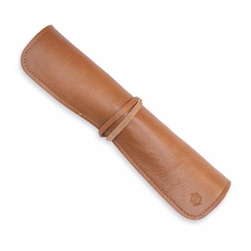 Angus Stoke Chef s Knife Bag - Leather 7-Slot Knife Roll Bag - Leather Knife Case Noah (Brown)
Angus Stoke Chef s Knife Bag - Leather 7-Slot Knife Roll Bag - Leather Knife Case Noah (Brown)