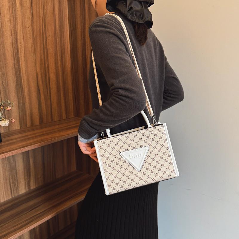 Large capacity fashion trend indentation casual spring new casual shoulder portable messenger tote bag коричневий
Large capacity fashion trend indentation casual spring new casual shoulder portable messenger tote bag коричневий