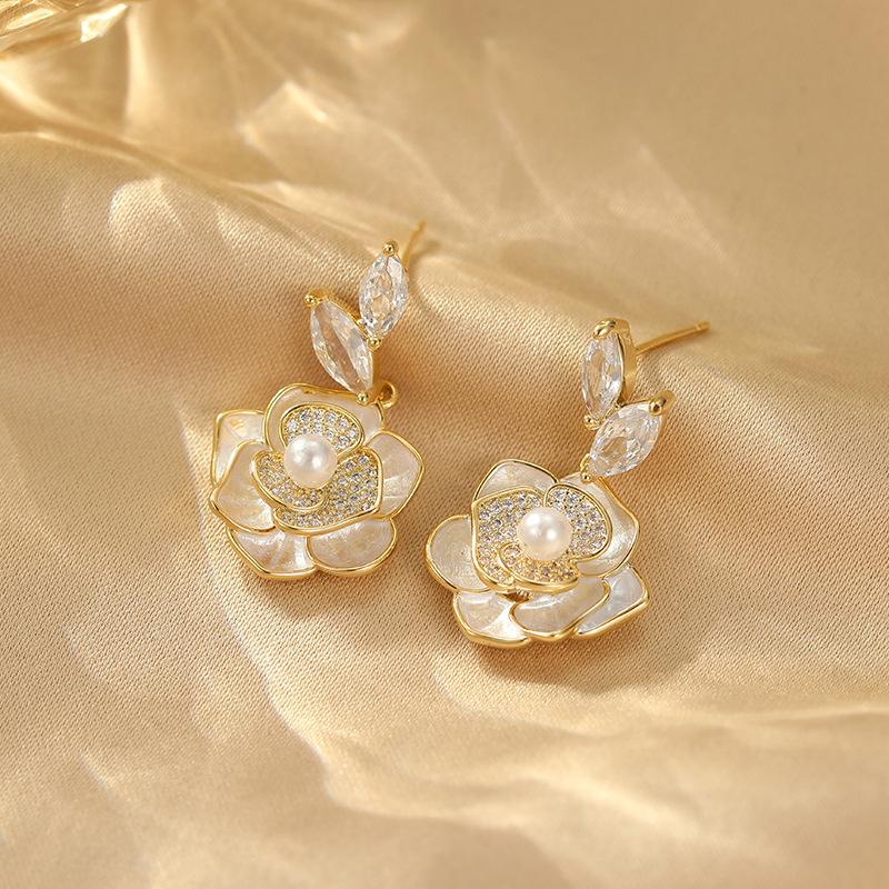 Серьги в виде цветка камелии, женские, нишевые, легкие, роскошные, темпераментные, высококачественные серьги-гвоздики, слегка сверкающие, уникальные серьги 18K
Серьги в виде цветка камелии, женские, нишевые, легкие, роскошные, темпераментные, высококачественные серьги-гвоздики, слегка сверкающие, уникальные серьги 18K