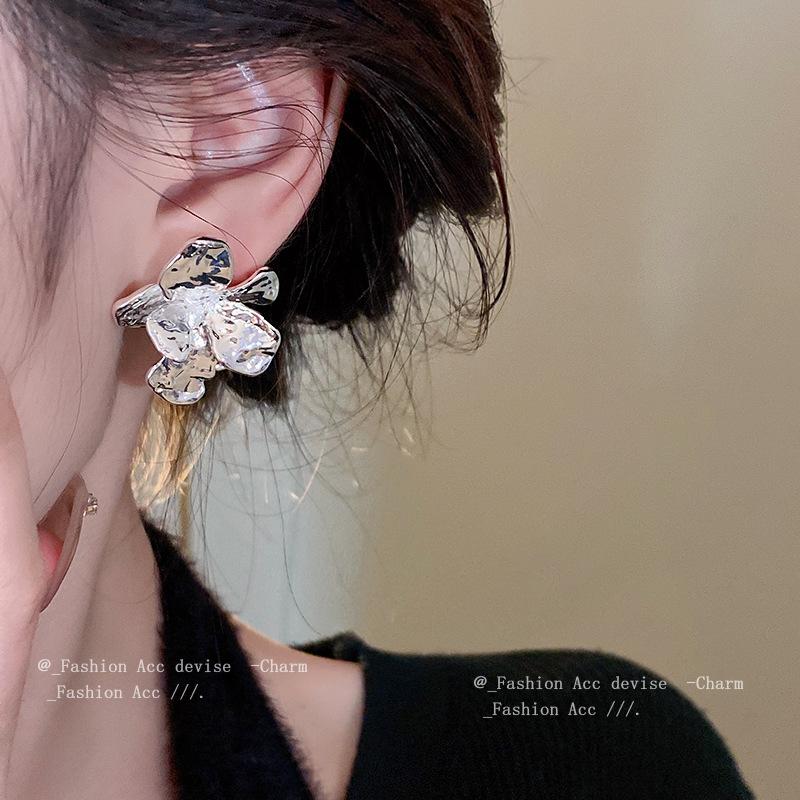 Silver Needle Pleated Flower Stud Earrings - Cold Style, Exaggerated Fashion Ear Accessories
Silver Needle Pleated Flower Stud Earrings - Cold Style, Exaggerated Fashion Ear Accessories