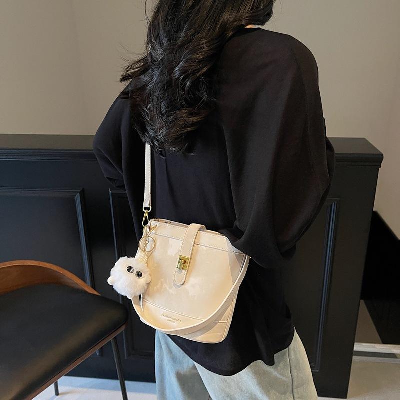 Simple casual hand carry bucket bag 2025 new trendy shoulder bag premium messenger bag 21*10*19
Simple casual hand carry bucket bag 2025 new trendy shoulder bag premium messenger bag 21*10*19