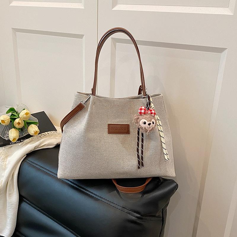 Casual large-capacity spring shoulder bag 2025 new simple and fashionable solid color underarm bag contrasting color tote bag
Casual large-capacity spring shoulder bag 2025 new simple and fashionable solid color underarm bag contrasting color tote bag