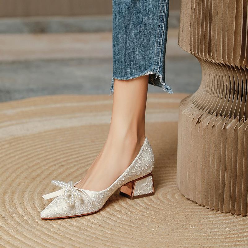 Medium heel single shoes square heel new women pointed shoes pearl bow black high heels thick heel 39 бежевий
Medium heel single shoes square heel new women pointed shoes pearl bow black high heels thick heel 39 бежевий