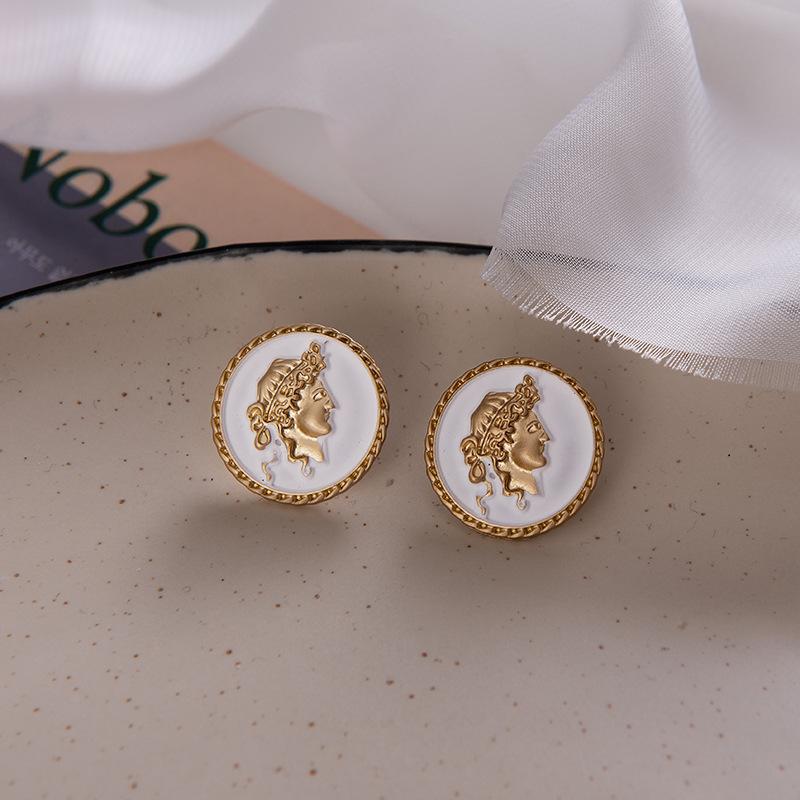 Retro Hong Kong style temperament black portrait stud earrings female personality versatile button earrings geometric high-end ear jewelry
Retro Hong Kong style temperament black portrait stud earrings female personality versatile button earrings geometric high-end ear jewelry