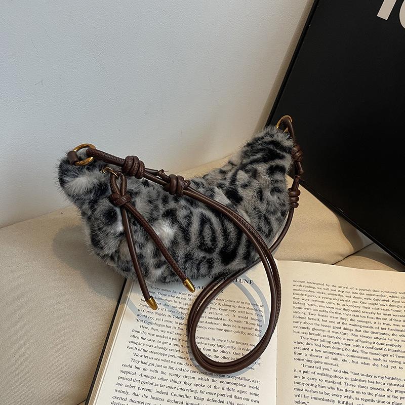 Retro plush shoulder bag women s bag autumn and winter new leopard print fashion underarm dumpling bag popular messenger bag чорний
Retro plush shoulder bag women s bag autumn and winter new leopard print fashion underarm dumpling bag popular messenger bag чорний