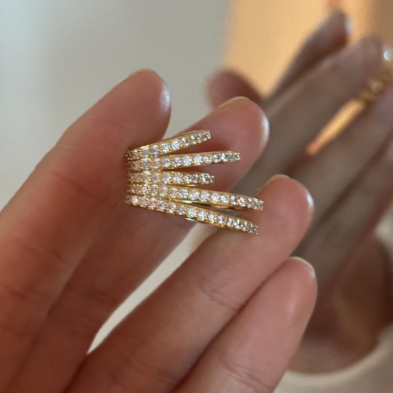 Zircon round multi-layer exquisite fashion ear clips, niche design sense, no ear piercings, ear bone clips, light luxury high-end earrings.
Zircon round multi-layer exquisite fashion ear clips, niche design sense, no ear piercings, ear bone clips, light luxury high-end earrings.