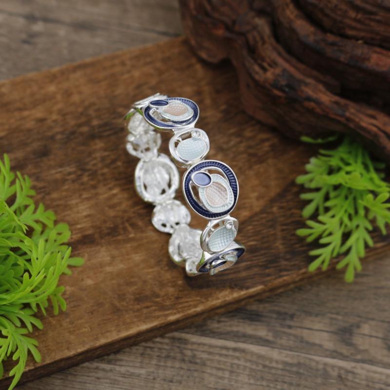 Новый эмалевый неправильный круглый лепесток эластичный браслет женский креативный геометрический полый браслет с цветком
Новый эмалевый неправильный круглый лепесток эластичный браслет женский креативный геометрический полый браслет с цветком