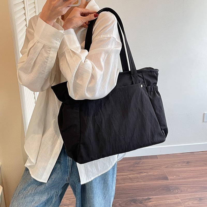 Casual large-capacity underarm bag women s new simple nylon cloth tote bag versatile document shoulder bag чёрный
Casual large-capacity underarm bag women s new simple nylon cloth tote bag versatile document shoulder bag чёрный