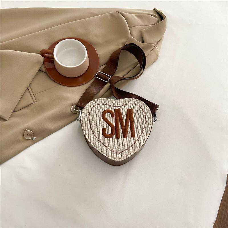 2025 новая нишевая дизайнерская женская сумка в форме сердца любви и персика, сумка через плечо, трендовая повседневная сумка с буквенным принтом для женщин коричневый
2025 новая нишевая дизайнерская женская сумка в форме сердца любви и персика, сумка через плечо, трендовая повседневная сумка с буквенным принтом для женщин коричневый