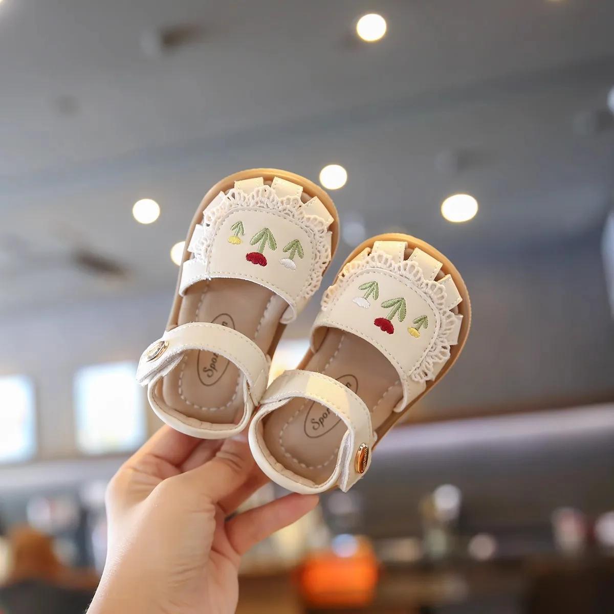 Модные летние детские туфли с вышивкой в виде сладких цветов для малышей, милые детские дышащие нескользящие детские сандалии Baotou, обувь принцессы 22 insole14.5cm
Модные летние детские туфли с вышивкой в виде сладких цветов для малышей, милые детские дышащие нескользящие детские сандалии Baotou, обувь принцессы 22 insole14.5cm