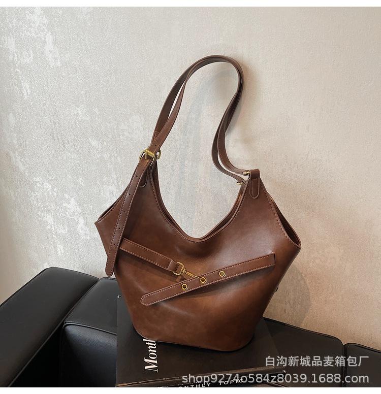 Commuter retro niche matte underarm bag women s 2025 new autumn and winter versatile shoulder bag portable tote bag коричневый
Commuter retro niche matte underarm bag women s 2025 new autumn and winter versatile shoulder bag portable tote bag коричневый