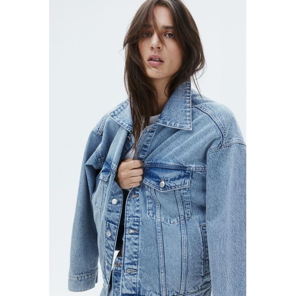 HM Джинсовая куртка Oversized светло-синего цвета
HM Джинсовая куртка Oversized светло-синего цвета