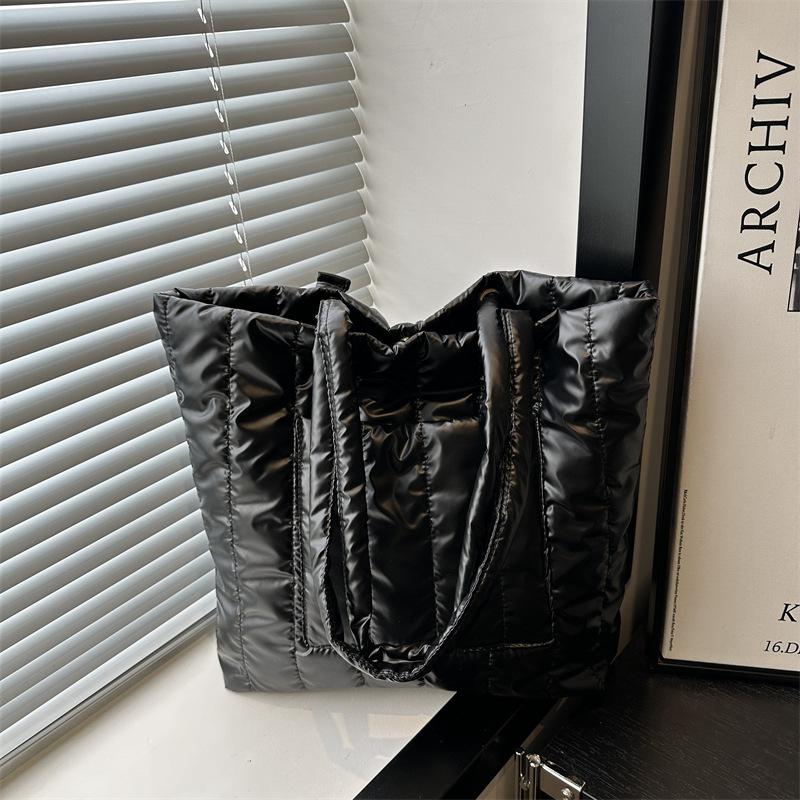 Large capacity nylon filled cotton handbag women s fashion simple soft plaid shoulder bag niche design down bag чорний
Large capacity nylon filled cotton handbag women s fashion simple soft plaid shoulder bag niche design down bag чорний