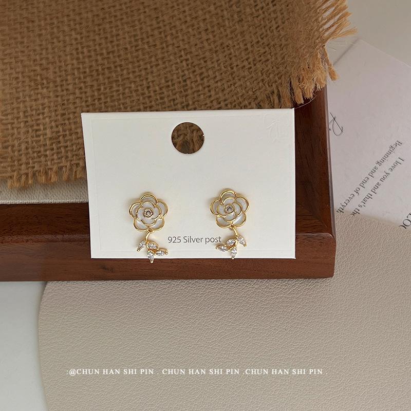 White camellia ear clips, simple zircon stud earrings, women s niche design, flower earrings, mosquito coil disc. 14k
White camellia ear clips, simple zircon stud earrings, women s niche design, flower earrings, mosquito coil disc. 14k