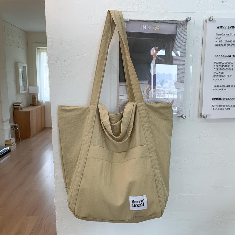 Tote bag shoulder bag niche canvas bag women s large-capacity commuter college student schoolbag leisure cloth bag foreign air bag хаки
Tote bag shoulder bag niche canvas bag women s large-capacity commuter college student schoolbag leisure cloth bag foreign air bag хаки
