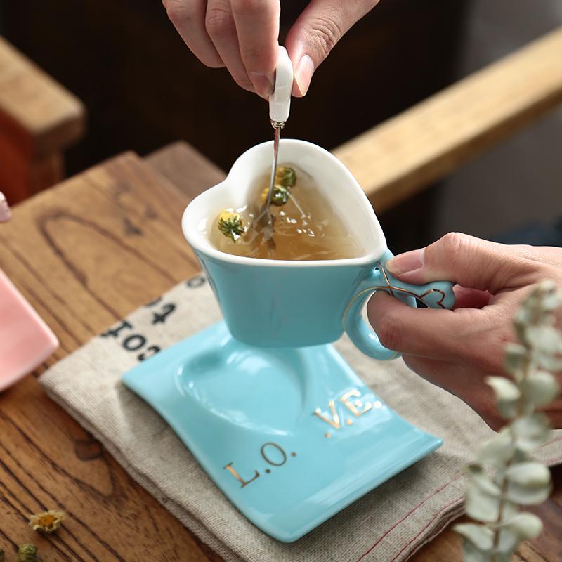 Креативные керамические чашки в форме сердца, парные кружки, набор европейских кофейных чашек, свадебные подарки, блюдца для напитков, пара, 180 мл
Креативные керамические чашки в форме сердца, парные кружки, набор европейских кофейных чашек, свадебные подарки, блюдца для напитков, пара, 180 мл