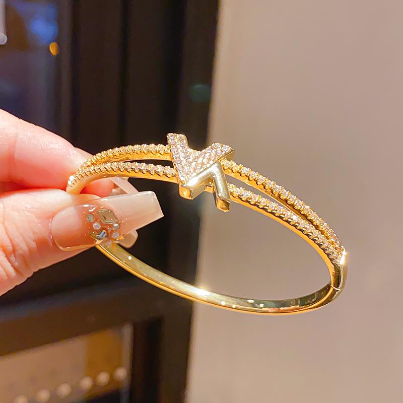 18K Gold Plated Zircon Cutout Letter Bangle - Exquisite High-End Fashion Jewelry for Women
18K Gold Plated Zircon Cutout Letter Bangle - Exquisite High-End Fashion Jewelry for Women