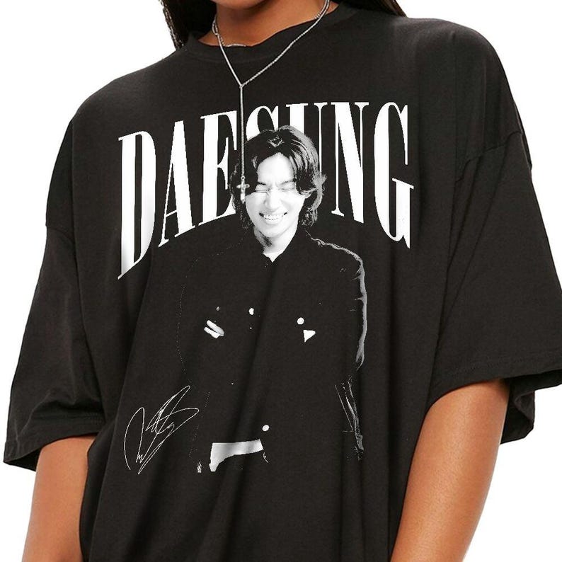 2026 Daesung Kpop Вінтажна сорочка, Сорочка Daesung, Літня концертна футболка, Kpop футболка Хіп-хоп вуличний одяг Оверсайз футболка з коротким рукавом Повсякденний одяг XXXL
2026 Daesung Kpop Вінтажна сорочка, Сорочка Daesung, Літня концертна футболка, Kpop футболка Хіп-хоп вуличний одяг Оверсайз футболка з коротким рукавом Повсякденний одяг XXXL