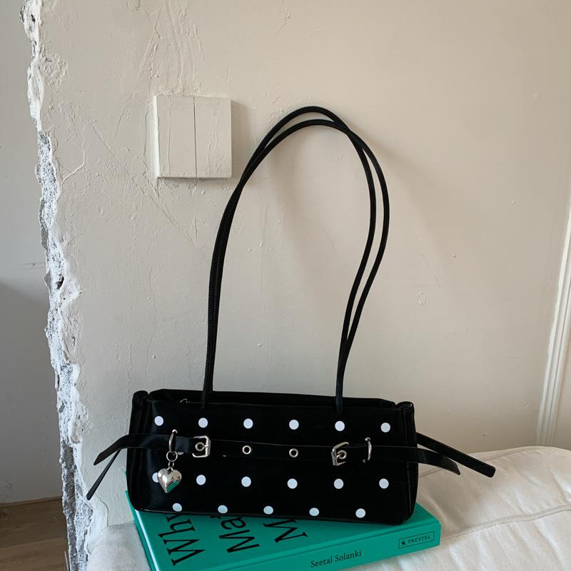 Нишевая сумка в горошек женская 2025 сумка осень новая французская ретро сумка подмышку изысканная портативная женская сумка сумка-цилиндр
Нишевая сумка в горошек женская 2025 сумка осень новая французская ретро сумка подмышку изысканная портативная женская сумка сумка-цилиндр