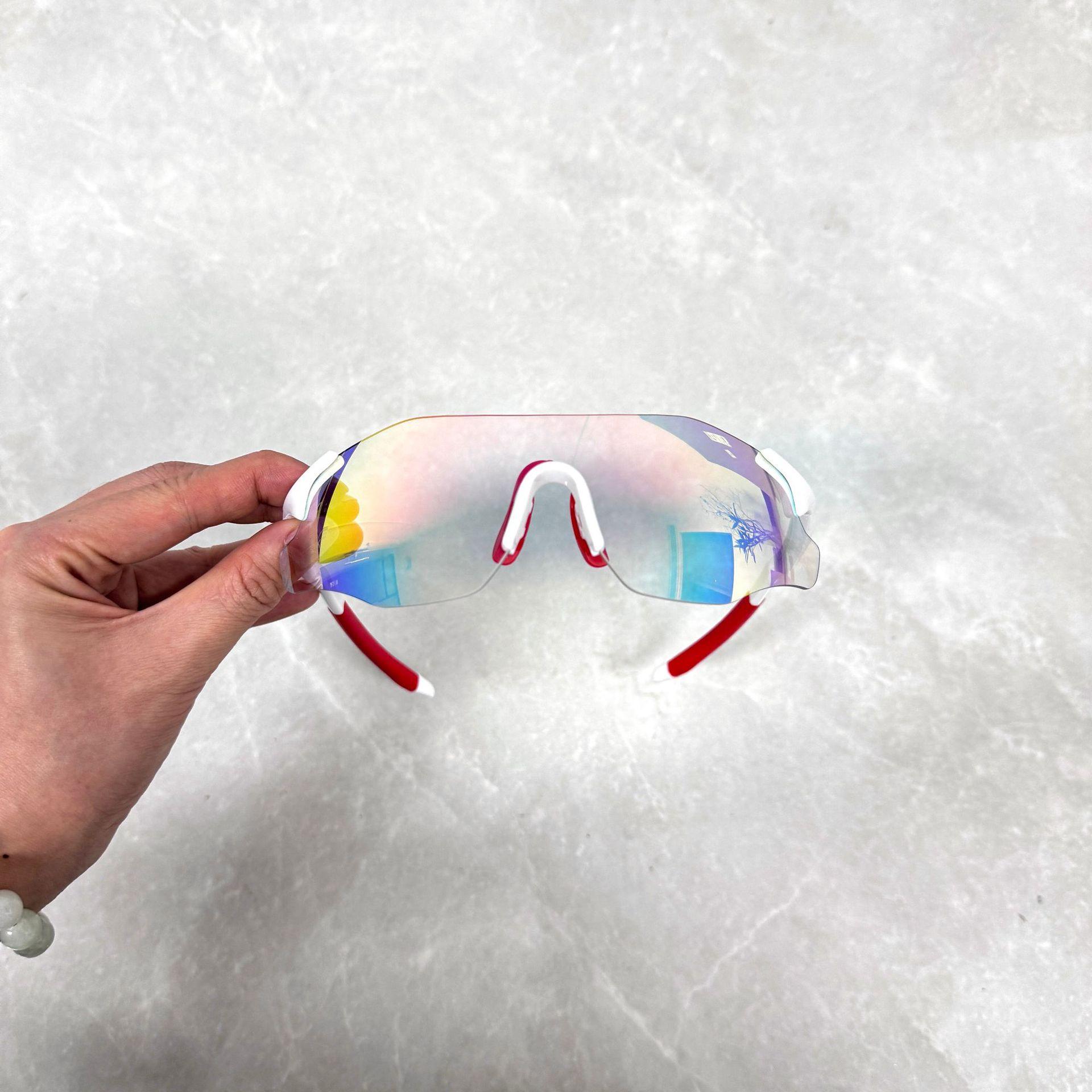 Ultra-light windproof running glasses, color-changing cycling goggles for men and women, suitable for marathon sports and outdoor use White-red color-changing
Ultra-light windproof running glasses, color-changing cycling goggles for men and women, suitable for marathon sports and outdoor use White-red color-changing