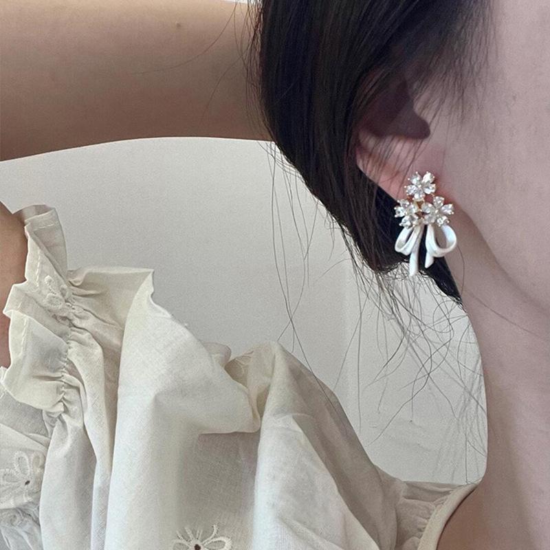 Zircon Flower Bow Earrings Exquisite Light Luxury Stud Earrings High Sense Fashion Versatile Earrings
Zircon Flower Bow Earrings Exquisite Light Luxury Stud Earrings High Sense Fashion Versatile Earrings
