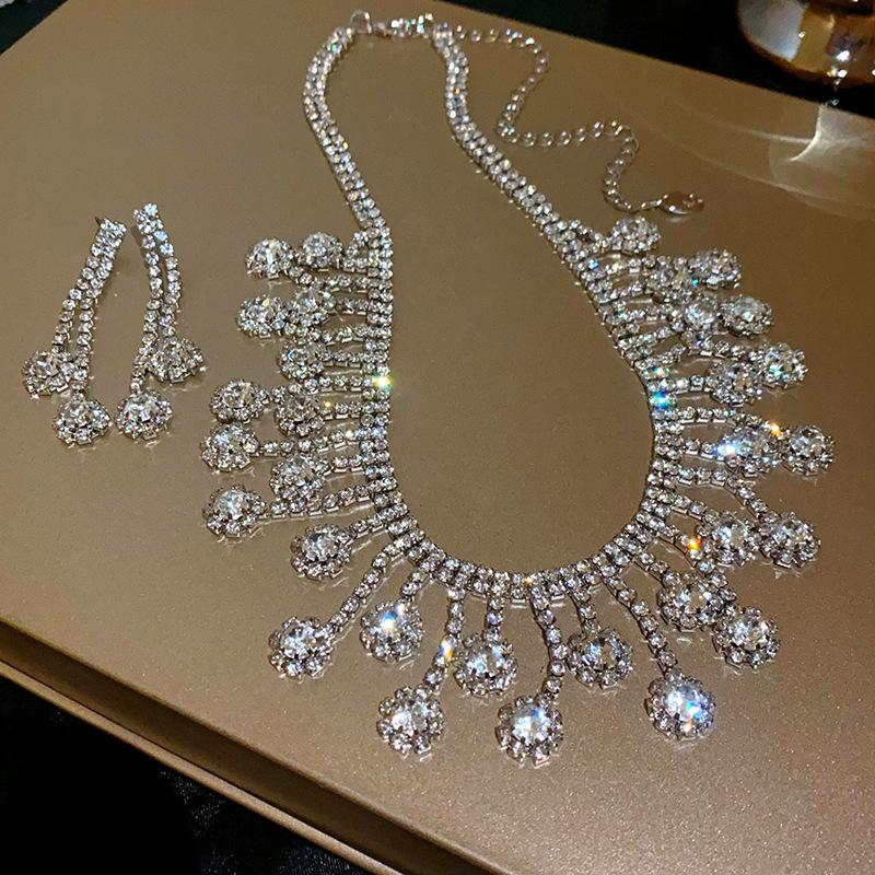 Diamond fringed earrings necklace dress wedding dress versatile exquisite collarbone chain high sense light luxury temperament jewelry
Diamond fringed earrings necklace dress wedding dress versatile exquisite collarbone chain high sense light luxury temperament jewelry