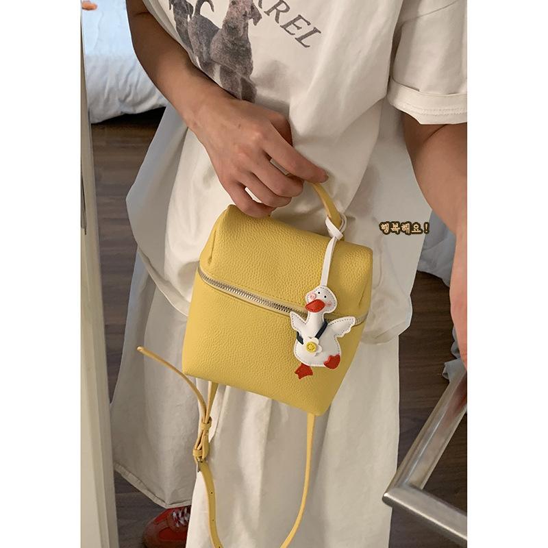 Versatile simple messenger bag women s 2025 new fashionable lychee pattern small square bag high-end mobile phone bag
Versatile simple messenger bag women s 2025 new fashionable lychee pattern small square bag high-end mobile phone bag