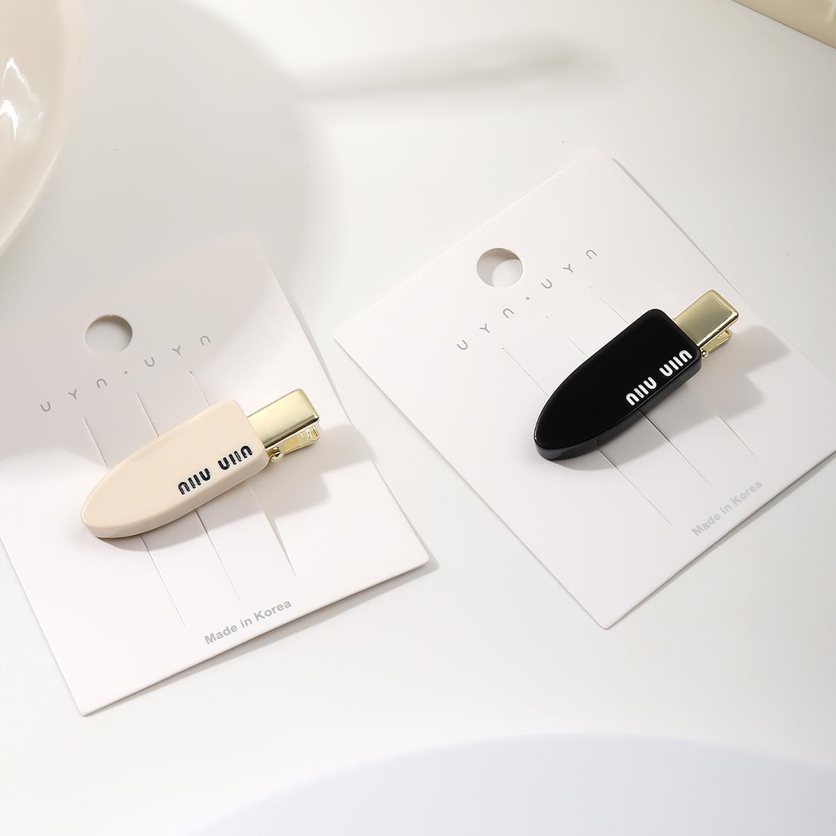 2pcs Women s Premium Letter Hair Clip Girl s Side Seamless Acetate Clip High-end Forehead Bangs Chuck Ornament Duckbill Clip Size fits all
2pcs Women s Premium Letter Hair Clip Girl s Side Seamless Acetate Clip High-end Forehead Bangs Chuck Ornament Duckbill Clip Size fits all
