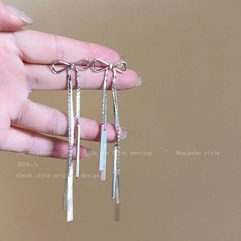 Серьги-пусеты с длинными кисточками в виде серебряных бантов, женские, для большого круглого лица, подходящие, серьги в холодном стиле, нишевые, уникальные Silver Bows tassel (Silver Needle) two pairs
Серьги-пусеты с длинными кисточками в виде серебряных бантов, женские, для большого круглого лица, подходящие, серьги в холодном стиле, нишевые, уникальные Silver Bows tassel (Silver Needle) two pairs