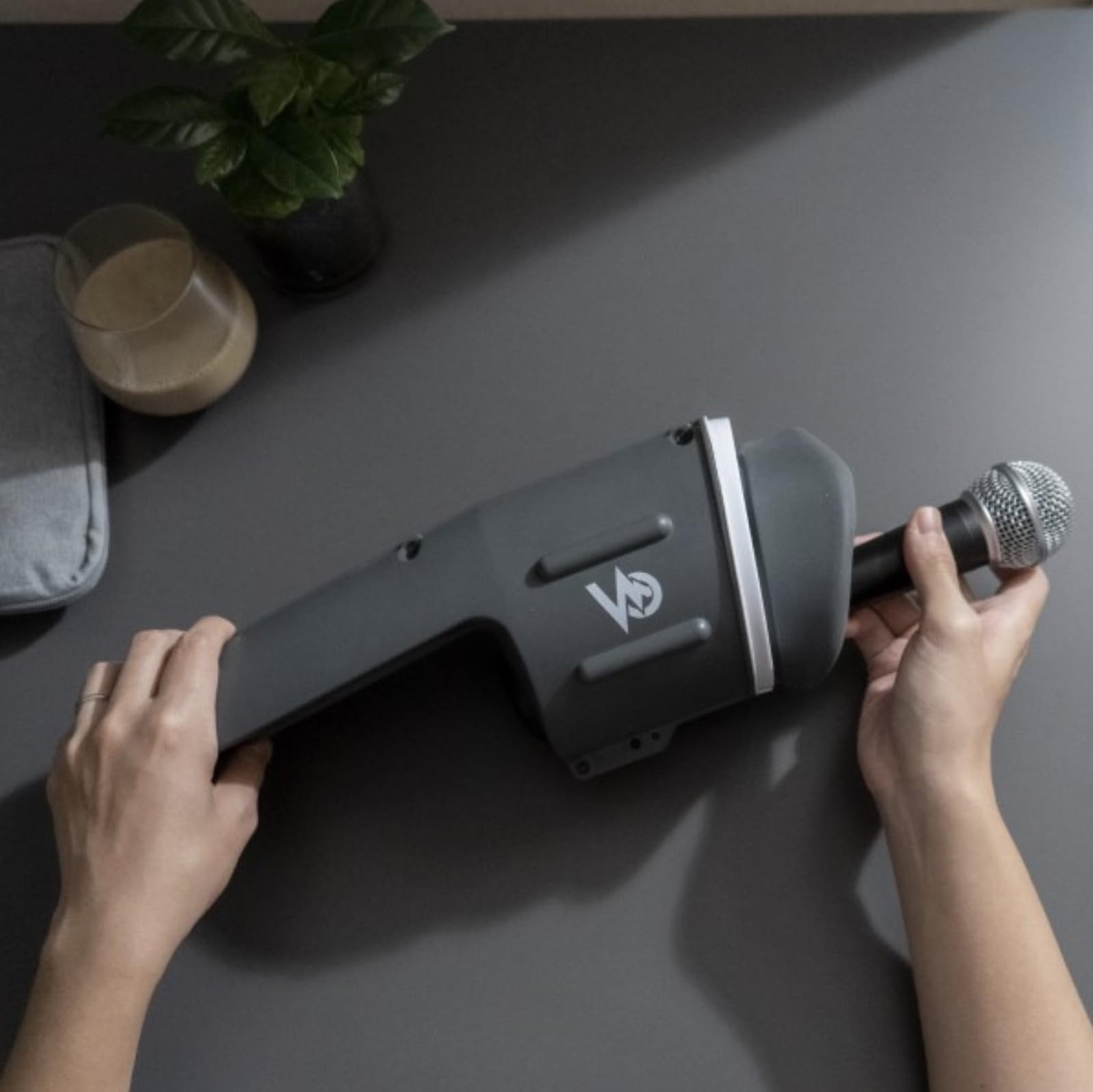 Voicease: A portable soundproof room that fits in one hand, perfect for vocal training and karaoke. Includes a dummy microphone.
Voicease: A portable soundproof room that fits in one hand, perfect for vocal training and karaoke. Includes a dummy microphone.