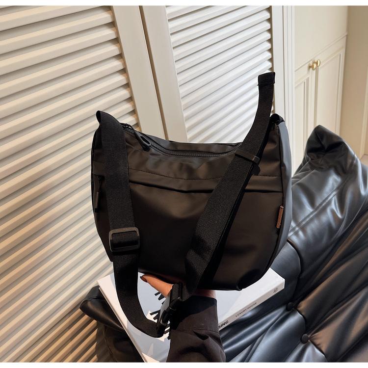 Nylon cloth bag women s large capacity 2025 new spring and summer versatile niche messenger bag dumpling bag
Nylon cloth bag women s large capacity 2025 new spring and summer versatile niche messenger bag dumpling bag