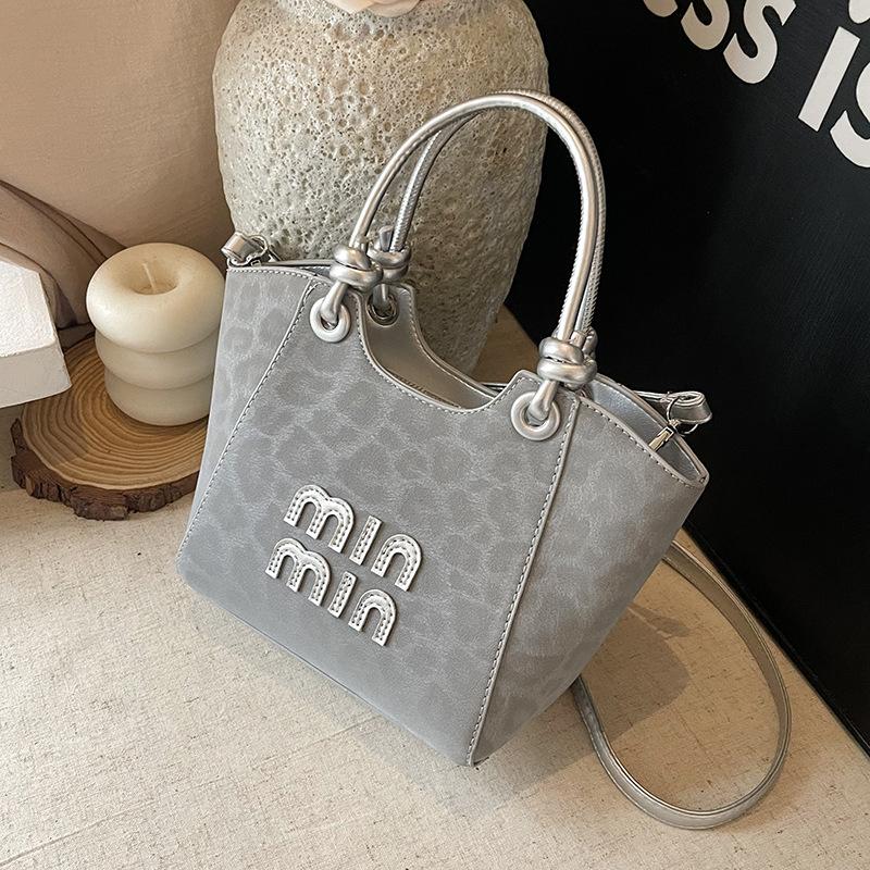 Premium wind hand bag women s new fashion leopard print bucket bag shoulder messenger bag
Premium wind hand bag women s new fashion leopard print bucket bag shoulder messenger bag