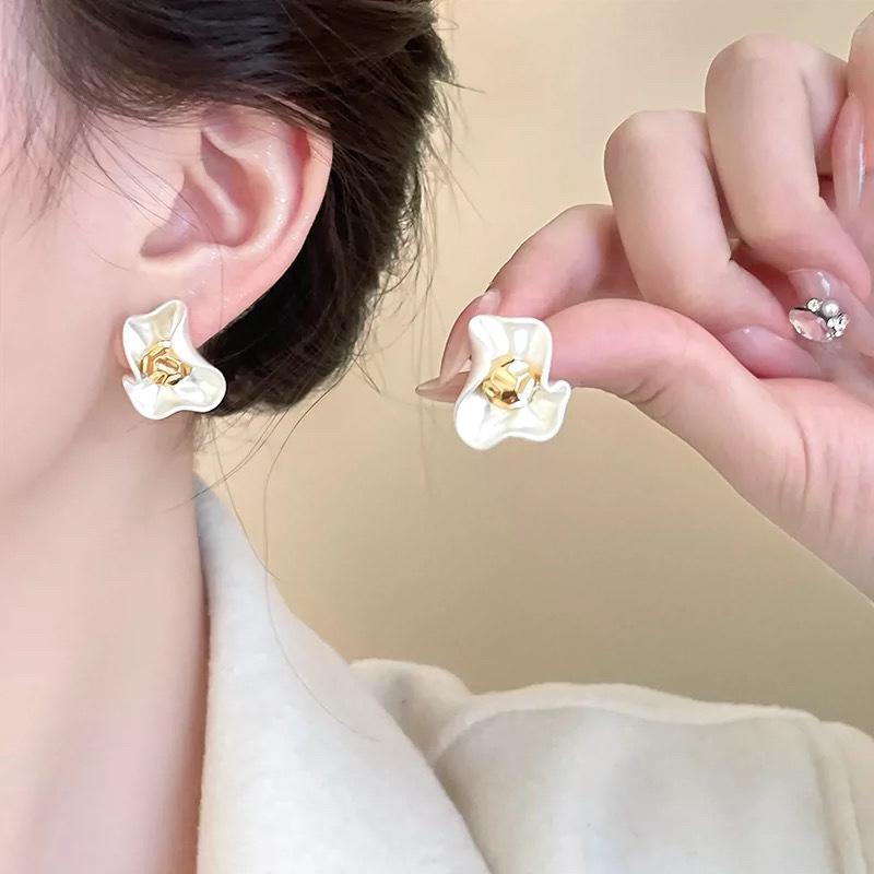 Light luxury high-end temperament atmospheric dumb silver petal stud earrings niche unique ear clips mosquito coil disc women without ear piercings
Light luxury high-end temperament atmospheric dumb silver petal stud earrings niche unique ear clips mosquito coil disc women without ear piercings
