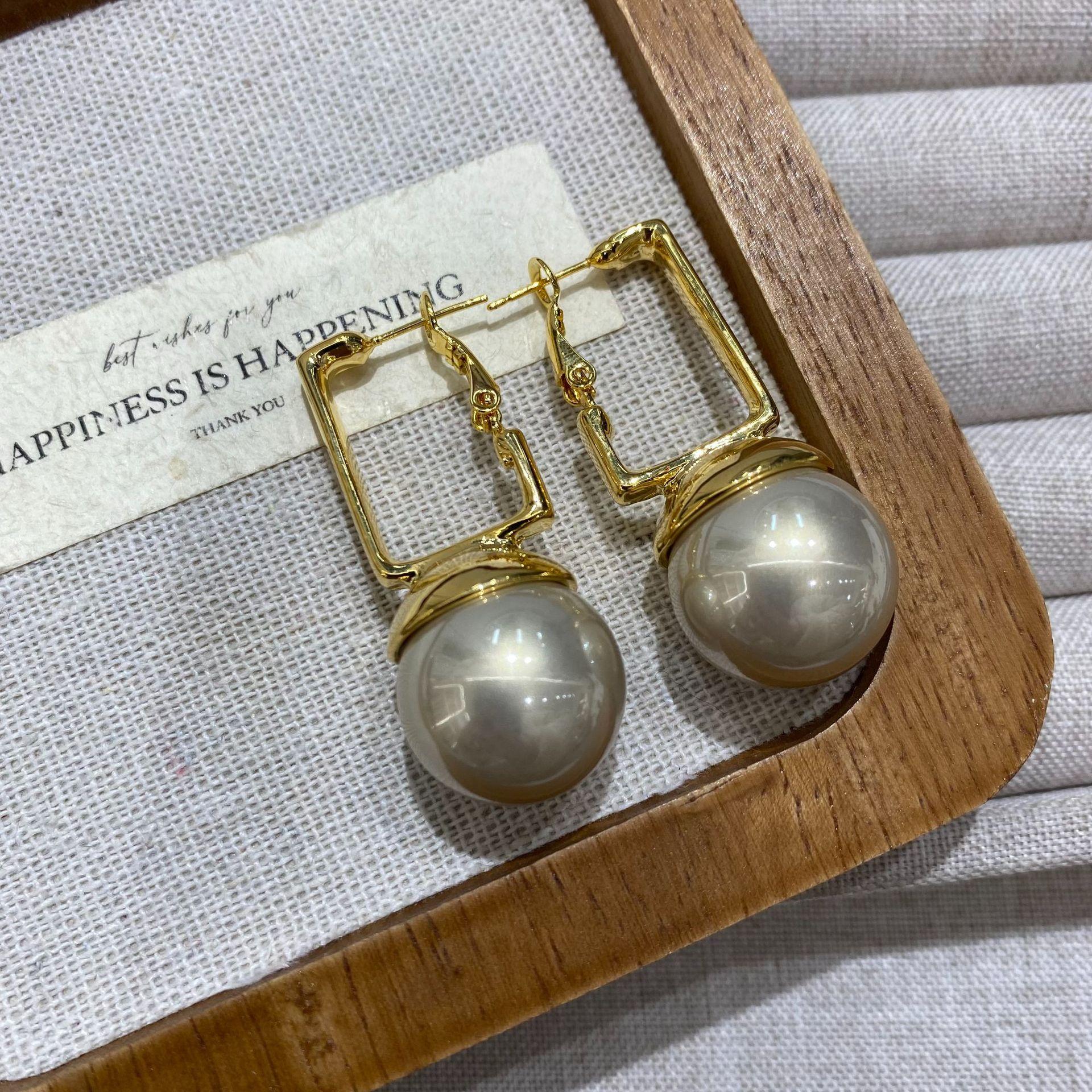 Design Square Buckle Round Pearl Earrings Exquisite 18K Three-Dimensional Geometric Earrings Fashionable High-End Jewelry
Design Square Buckle Round Pearl Earrings Exquisite 18K Three-Dimensional Geometric Earrings Fashionable High-End Jewelry