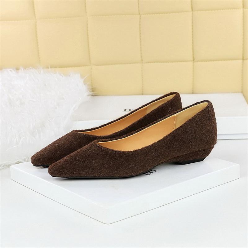 Korean Style Plush Single Shoes For Women With Shallow Mouth Plain Pointed Toe Simple And Versatile Office Wedge Shoes For Women 36
Korean Style Plush Single Shoes For Women With Shallow Mouth Plain Pointed Toe Simple And Versatile Office Wedge Shoes For Women 36