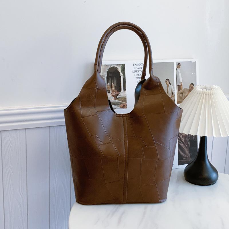 Large capacity underarm bag women s bag 2025 autumn new vegetable basket bag soft surface splicing single shoulder tote bag women чорний
Large capacity underarm bag women s bag 2025 autumn new vegetable basket bag soft surface splicing single shoulder tote bag women чорний