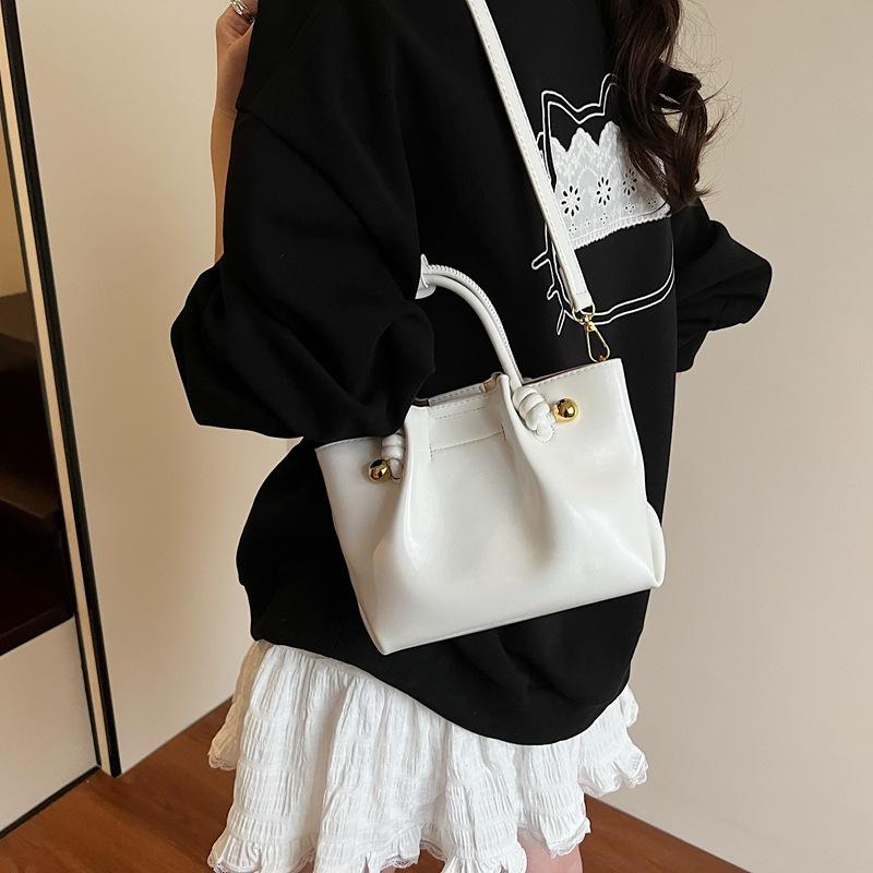 Summer popular small bag women 2025 new fashion versatile messenger bag premium handbag bucket bag
Summer popular small bag women 2025 new fashion versatile messenger bag premium handbag bucket bag