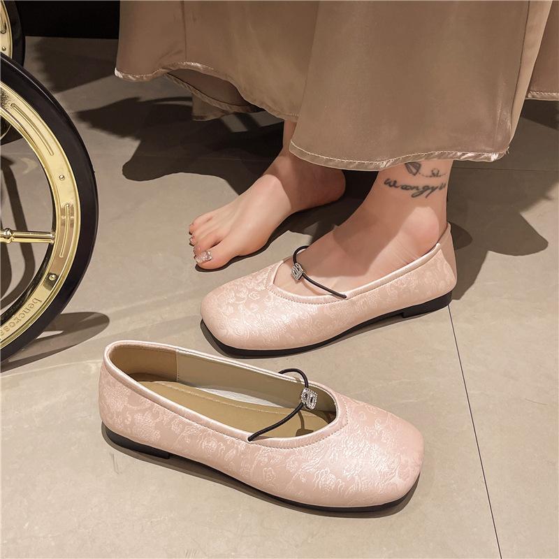 New Chinese style light mouth single shoes women s versatile flat bottom with cheongsam skirt 2025 autumn new retro Mary Jane 35
New Chinese style light mouth single shoes women s versatile flat bottom with cheongsam skirt 2025 autumn new retro Mary Jane 35