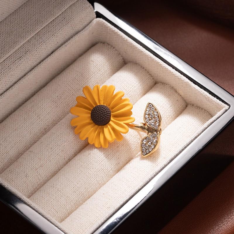Exquisite Sunflower Crown Brooch Pin for Suits and Shirts
Exquisite Sunflower Crown Brooch Pin for Suits and Shirts