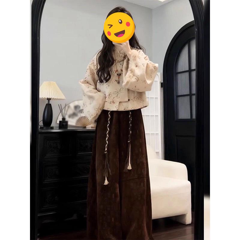 2025 Winter Chinese Floral Warm Coat with High-Waisted Casual Pants XL (115-125 catties)
2025 Winter Chinese Floral Warm Coat with High-Waisted Casual Pants XL (115-125 catties)