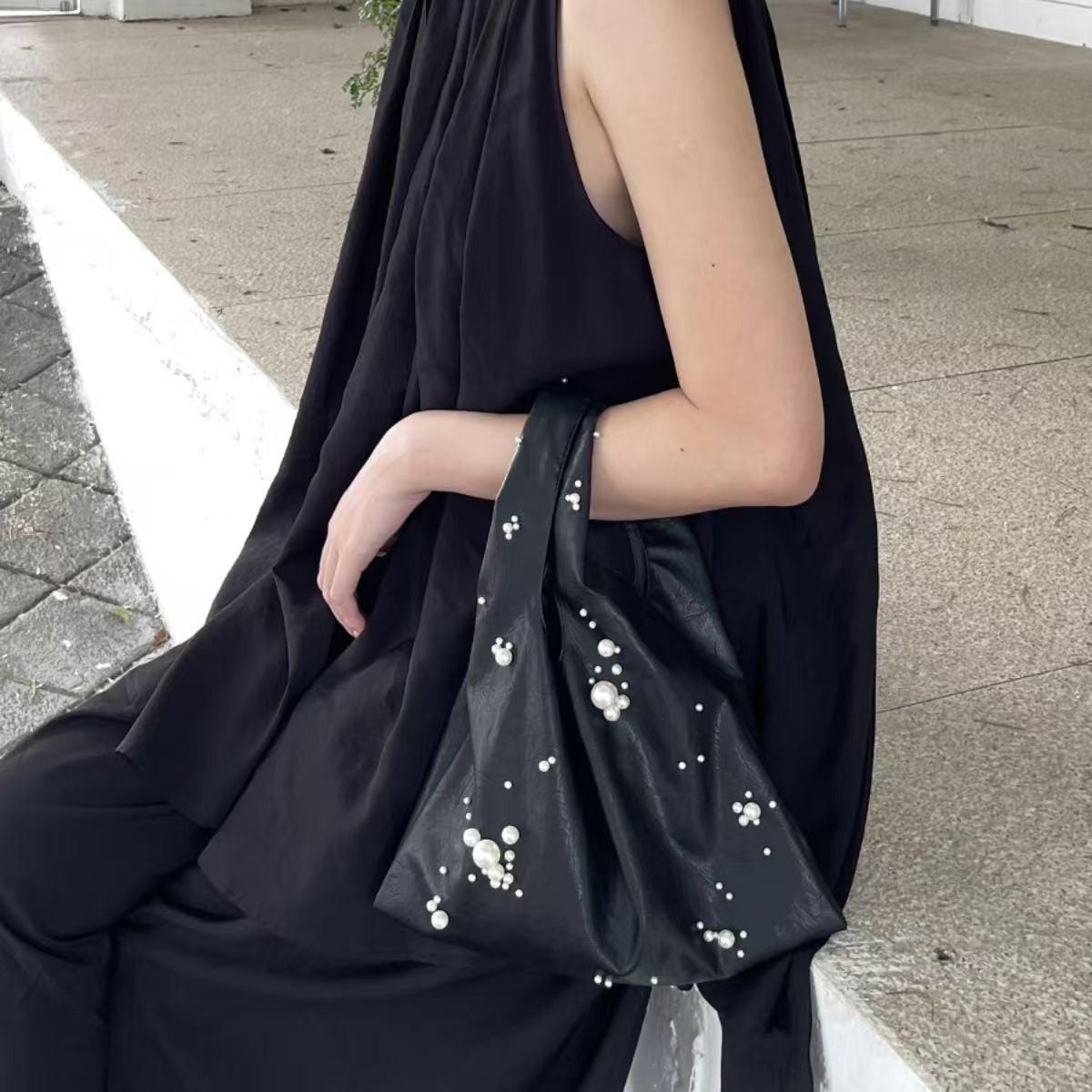 Spring literary pearl leather handbag niche design personalized embroidery bag beaded versatile wrist bag
Spring literary pearl leather handbag niche design personalized embroidery bag beaded versatile wrist bag