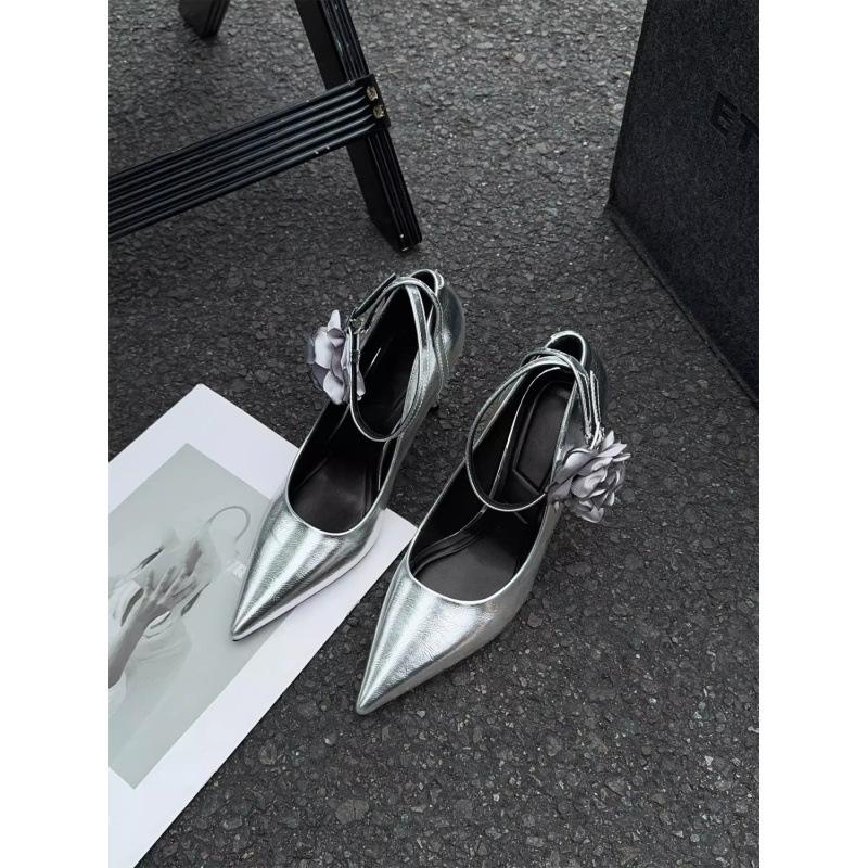 French flower personalized silver high heels women s 2025 autumn new versatile stiletto pointed one-word buckle strap single shoes 40
French flower personalized silver high heels women s 2025 autumn new versatile stiletto pointed one-word buckle strap single shoes 40