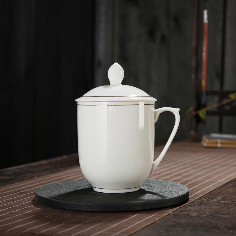 Cha Xun Gold-Painted White Ceramic Tea Cup with Lid
Cha Xun Gold-Painted White Ceramic Tea Cup with Lid