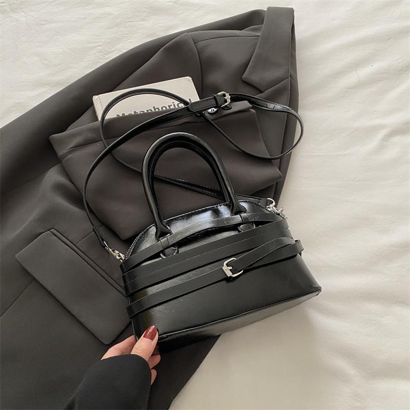 Корейская сумка-ракушка через плечо 2025 весна новая простая универсальная сумка студенты колледжа выходят сумка-мессенджер чёрный
Корейская сумка-ракушка через плечо 2025 весна новая простая универсальная сумка студенты колледжа выходят сумка-мессенджер чёрный