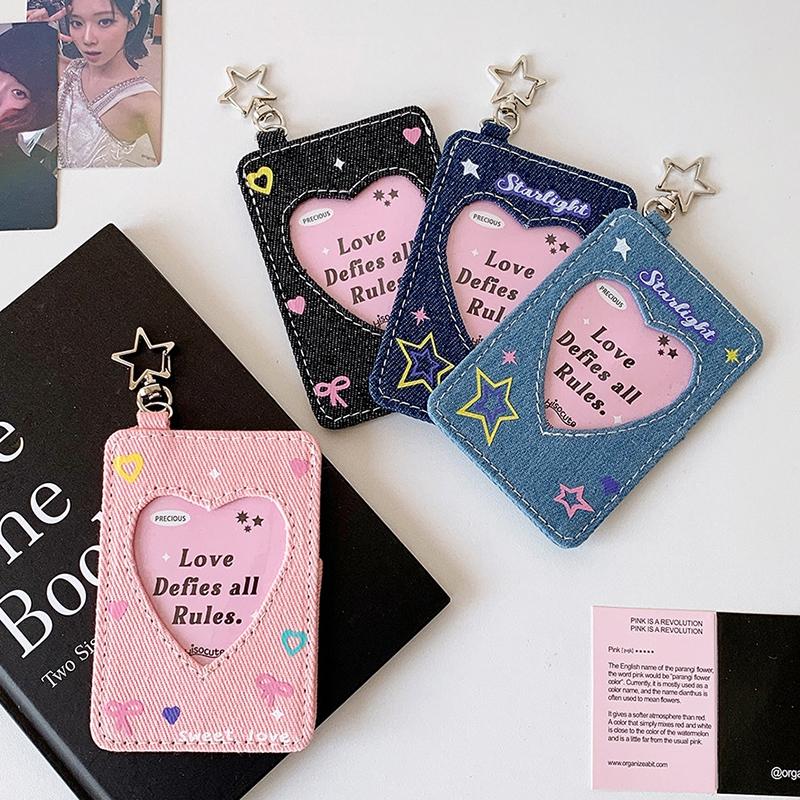 Y2K Style 3Inch Denim Heart Photocard Holder For 3 Inch Photo Cool Girl Cards Holder With Keychain K-Pop Idol Photocard Case темно-синього кольору
Y2K Style 3Inch Denim Heart Photocard Holder For 3 Inch Photo Cool Girl Cards Holder With Keychain K-Pop Idol Photocard Case темно-синього кольору